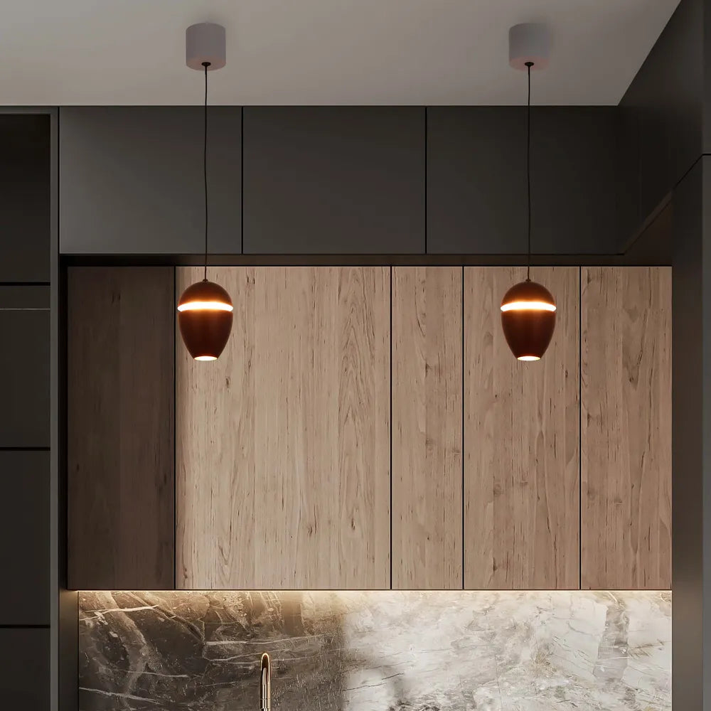 Luminaria colgante de LED en forma de bellota iluminando una cocina moderna con luz blanca cálida, realzando la decoración elegante y el efecto de iluminación indirecta.150-19072