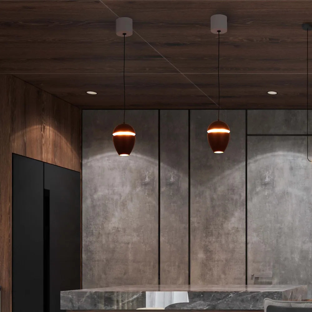Lámpara colgante LED con forma de bellota y luz descendente, que ilumina una cocina moderna con un resplandor blanco cálido, realzando la decoración contemporánea y los efectos de iluminación de la cornisa.150-19072