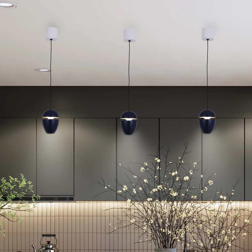 El colgante LED en forma de bellota blanco cálido añade una atmósfera acogedora a las áreas modernas de cocina o comedor, mejorando la decoración contemporánea y la iluminación.150-19074