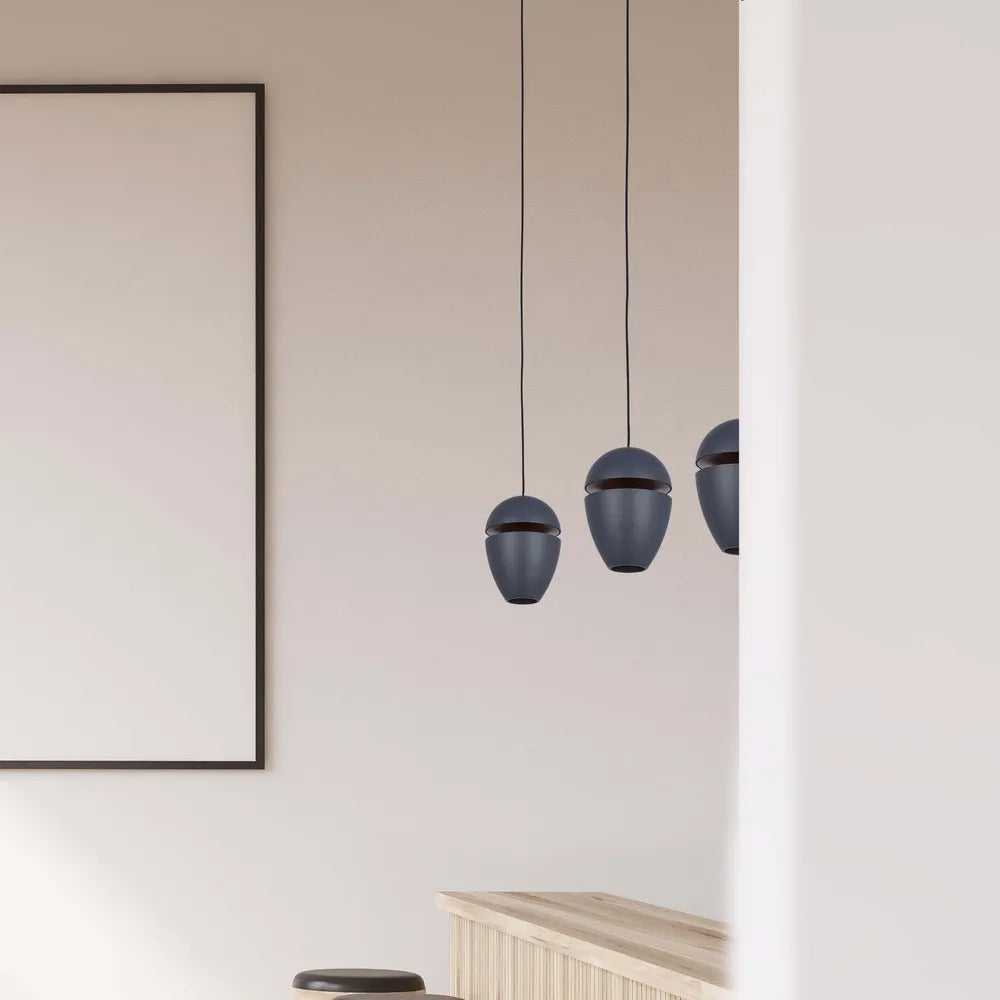 Elegante lámpara colgante LED en forma de bellota en un comedor moderno, proporcionando una iluminación blanca cálida y realzando la decoración acogedora.150-19076
