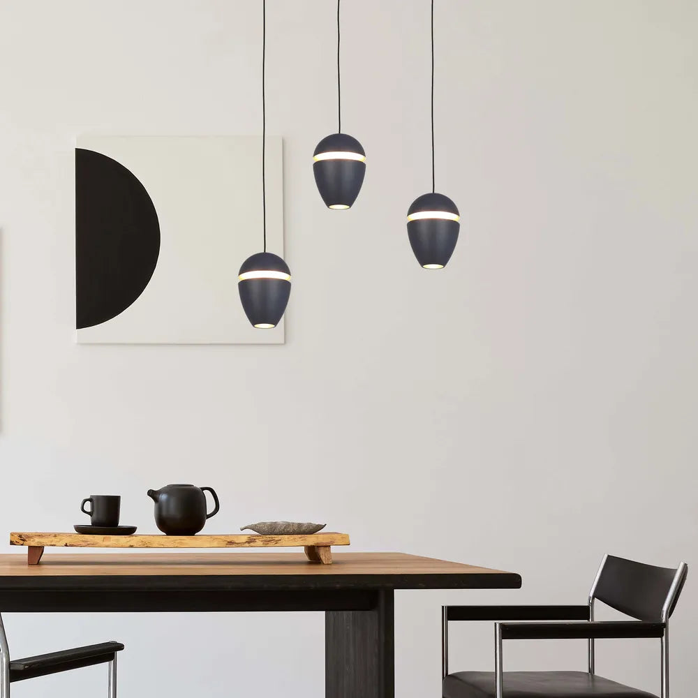 Lámpara colgante LED en forma de bellota estilizada que ilumina una cocina moderna con luz blanca cálida, realzando la decoración contemporánea y el efecto de iluminación en la cornisa.150-19076