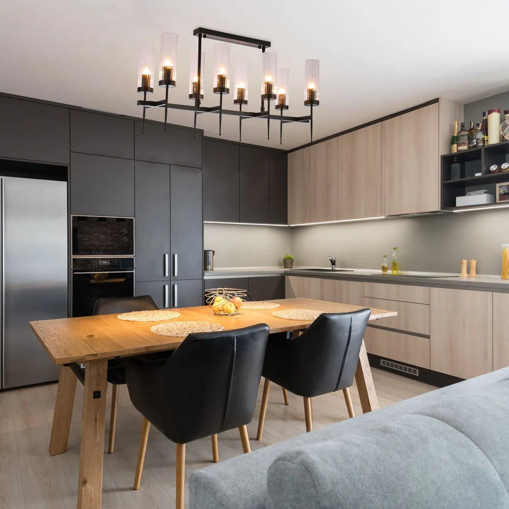 Elegante lámpara de araña americana de vidrio acanalado iluminando un comedor moderno con una decoración elegante y un ambiente cálido.159-18228