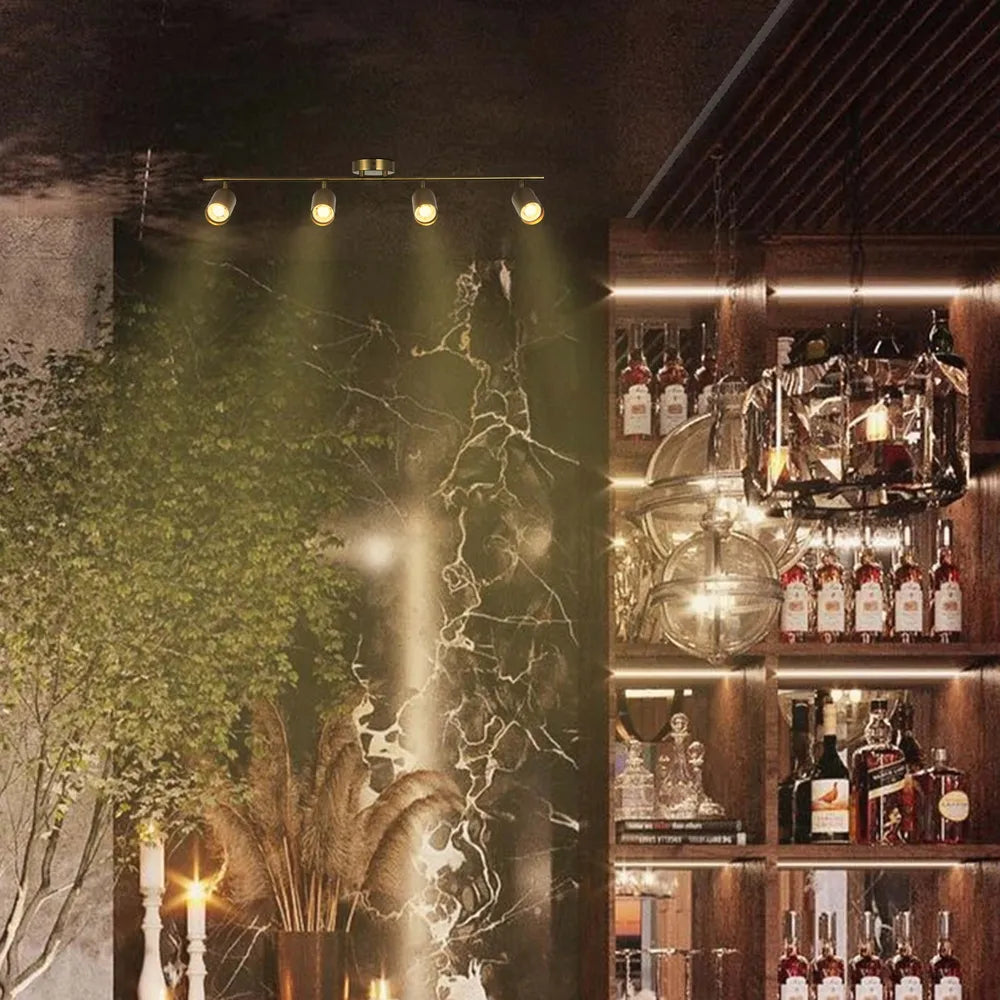 La barra de focos GU10 de latón antiguo mejora una sala de estar moderna, añadiendo una iluminación elegante a una decoración chic y contemporánea.172-030624