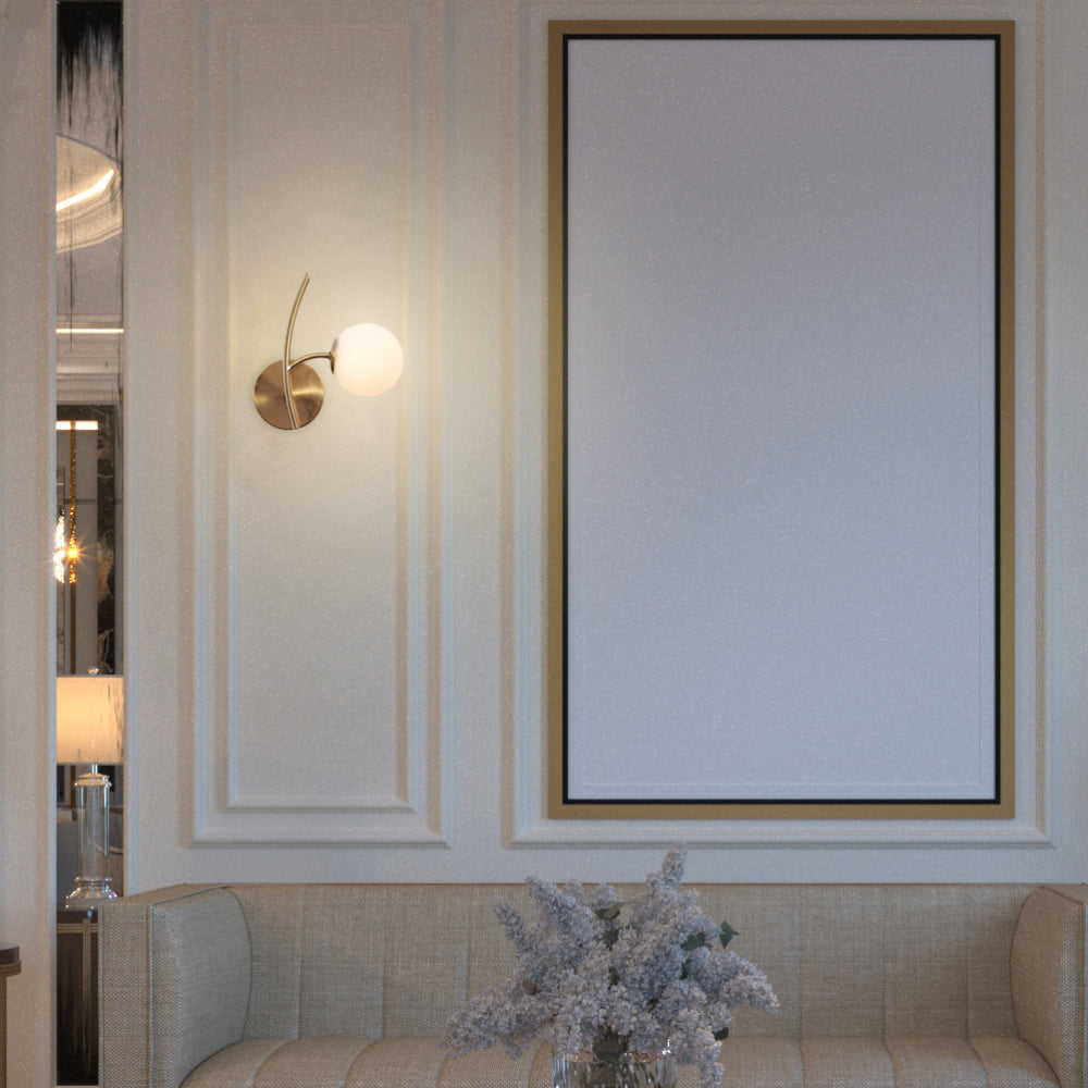 Aplique de pared de metal dorado con esfera de vidrio opal, ideal para decoraciones modernas en salones o pasillos.