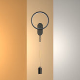Aplique de pared con doble luz, ideal para salas modernas; aporta elegancia y funcionalidad en la decoración contemporánea.