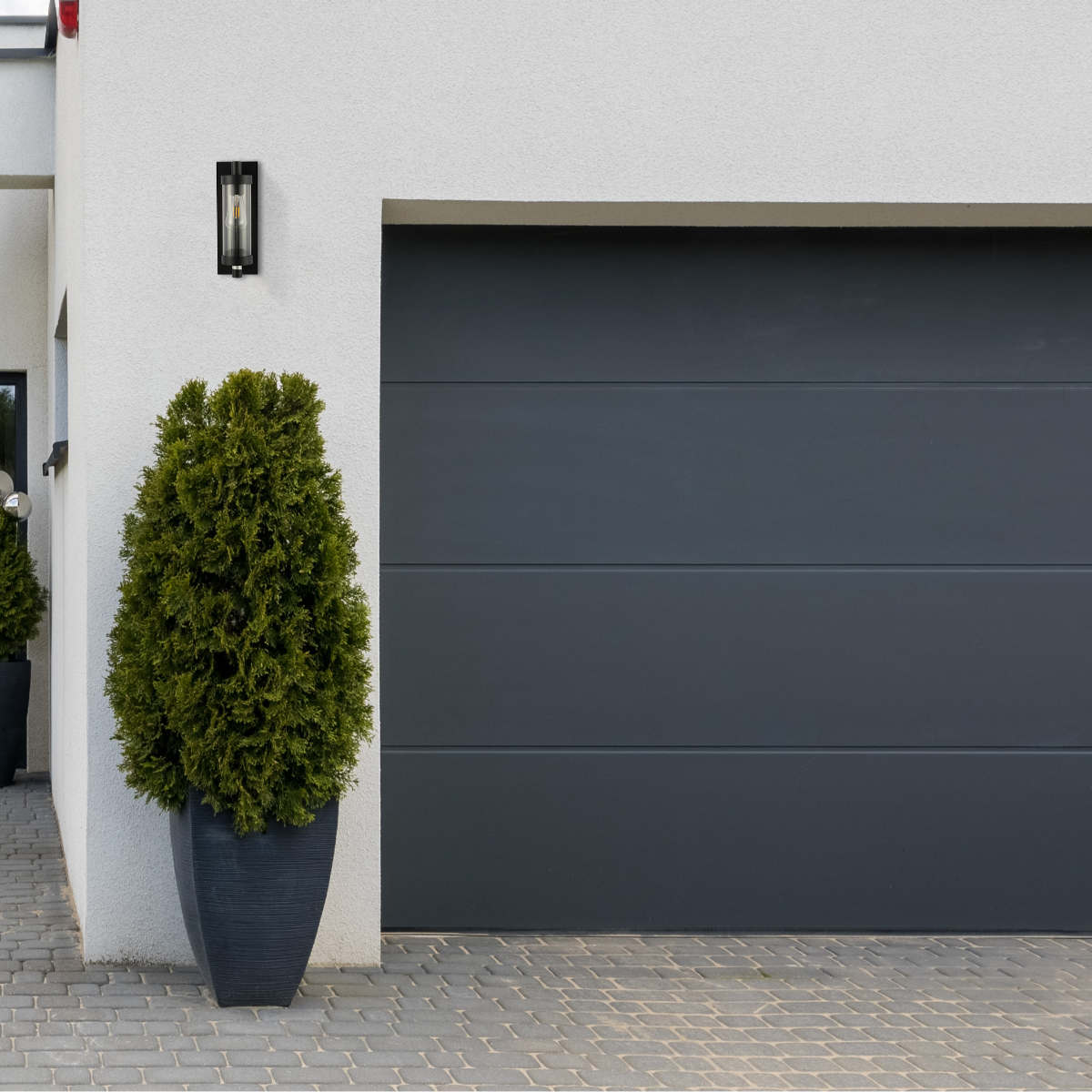 Aplique de pared elegante de vidrio y aluminio en un patio moderno, perfecto para decoraciones interiores y exteriores sofisticadas.