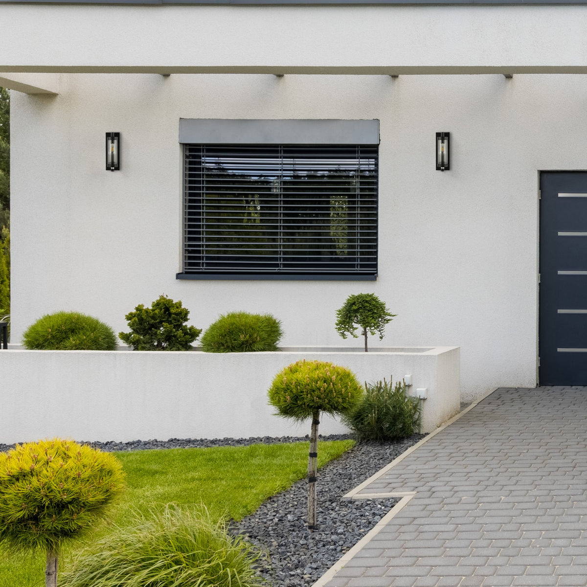 Aplique de pared de vidrio y aluminio, perfecto para espacios interiores y exteriores con estilo moderno y elegante.