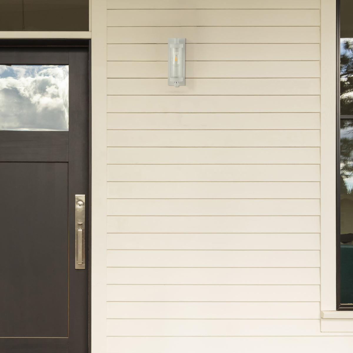 Aplique de pared elegante con vidrio duradero y estructura de aluminio, ideal para exteriores o interiores con estilo contemporáneo.