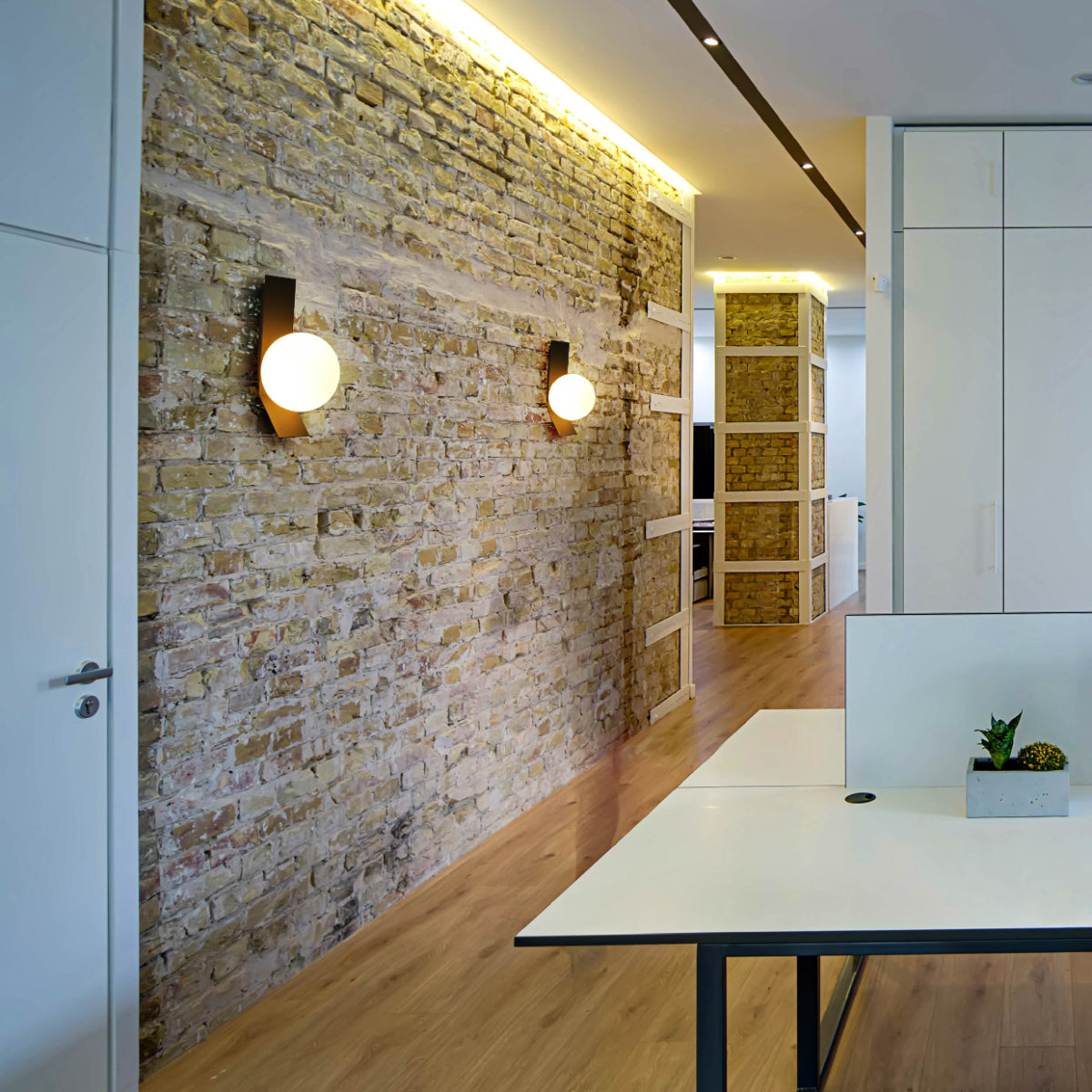 Aplique de pared ajustable en forma de globo, ideal para salas modernas con estilo contemporáneo y excelente iluminación ambiental.