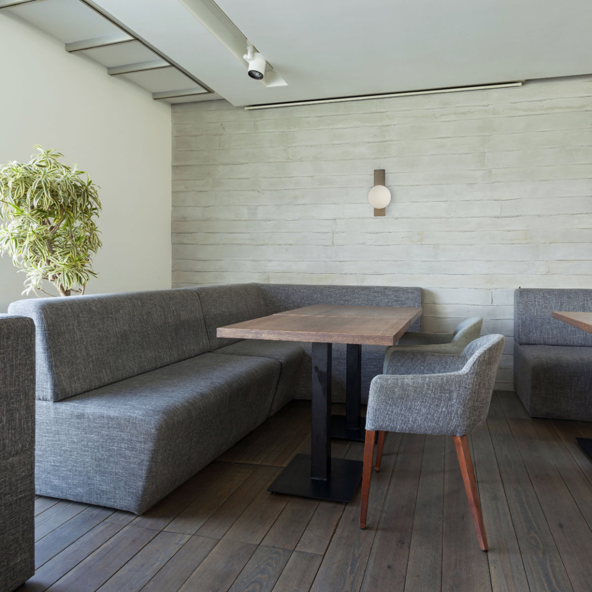 Aplique de pared de esfera ajustable, perfecto para un salón moderno, aportando elegancia y funcionalidad a la iluminación del espacio.