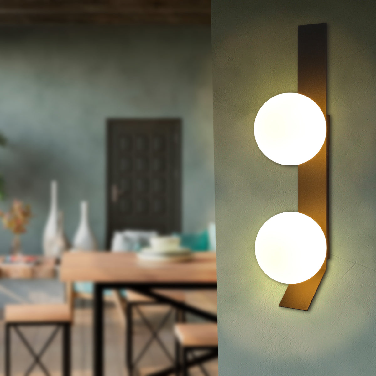 Aplique de pared esférico ajustable en un salón moderno, ideal para una iluminación contemporánea y elegante en espacios interiores.