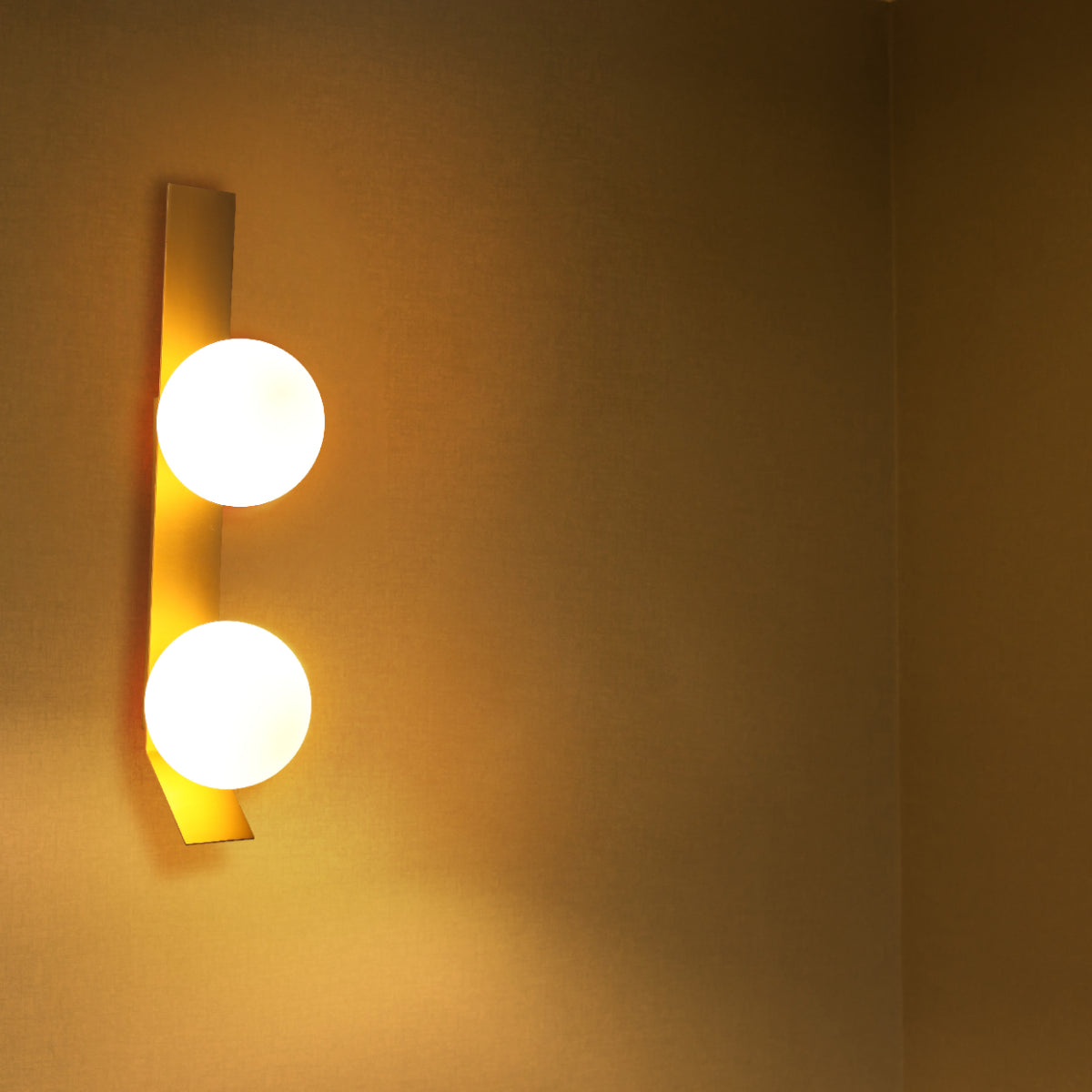 Aplique de pared de estilo contemporáneo, ideal para salas de estar o dormitorios con decoración moderna, ofreciendo luz ajustable.