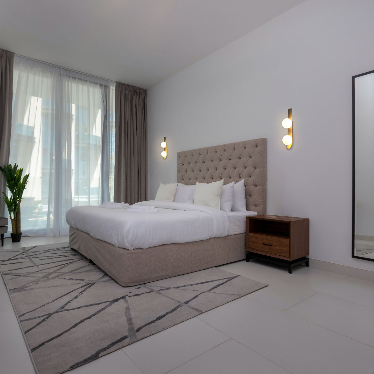 Aplique de pared contemporáneo con diseño esférico ajustable, perfecto para salones de estilo moderno y elegante.