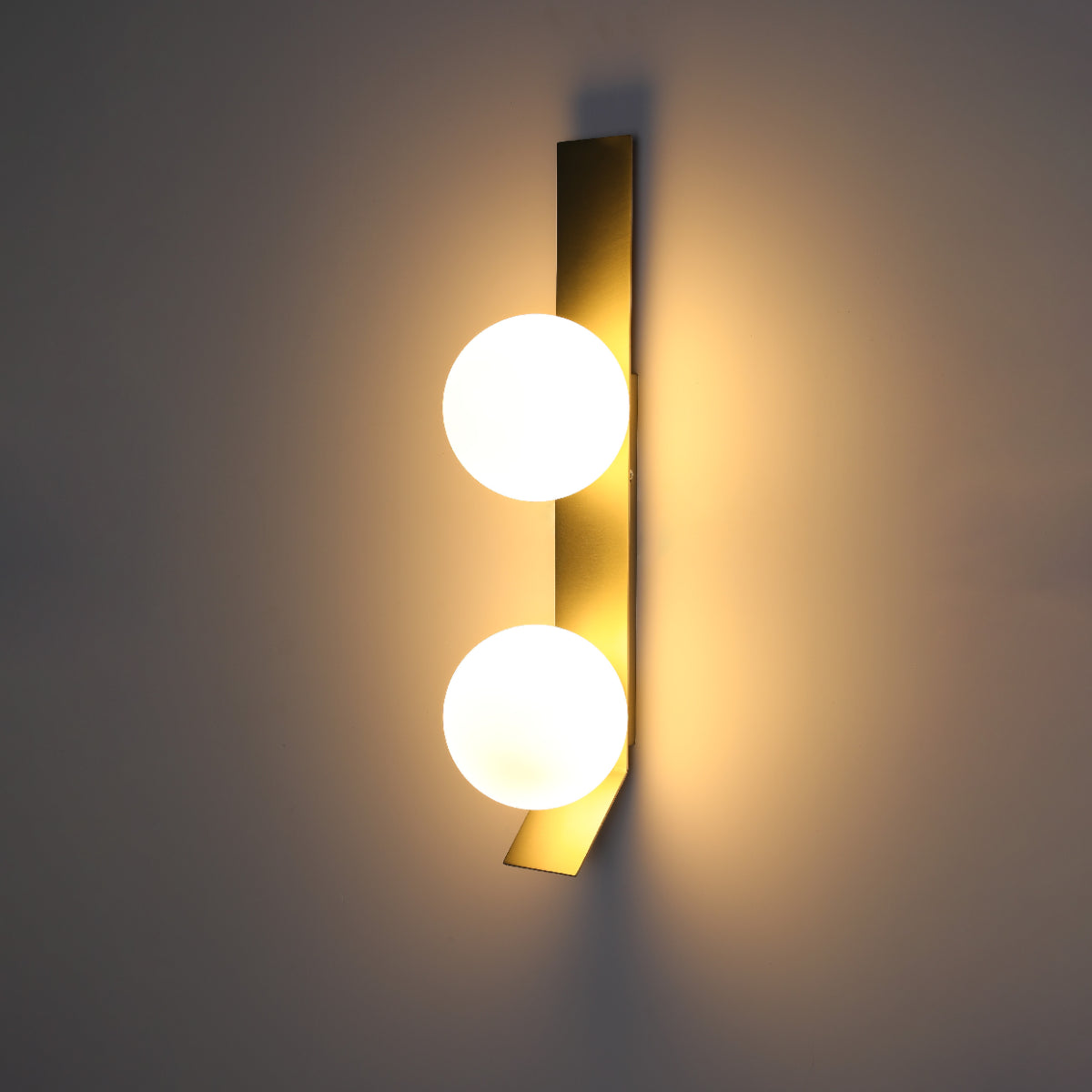 Aplique de pared contemporáneo ajustable en un salón moderno, ideal para iluminación ambiental y decorativa.