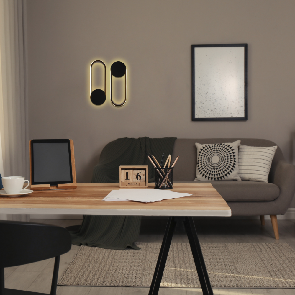 Aplique mural LED negro con forma de elipse, ideal para espacios contemporáneos como salones o pasillos.