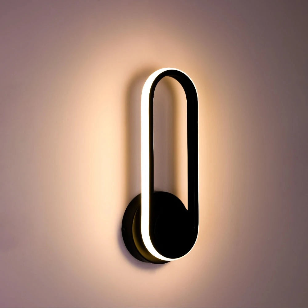 Aplique de pared LED de forma elíptica, ideal para espacios modernos con iluminación fría, perfecto para salas de estar y oficinas.