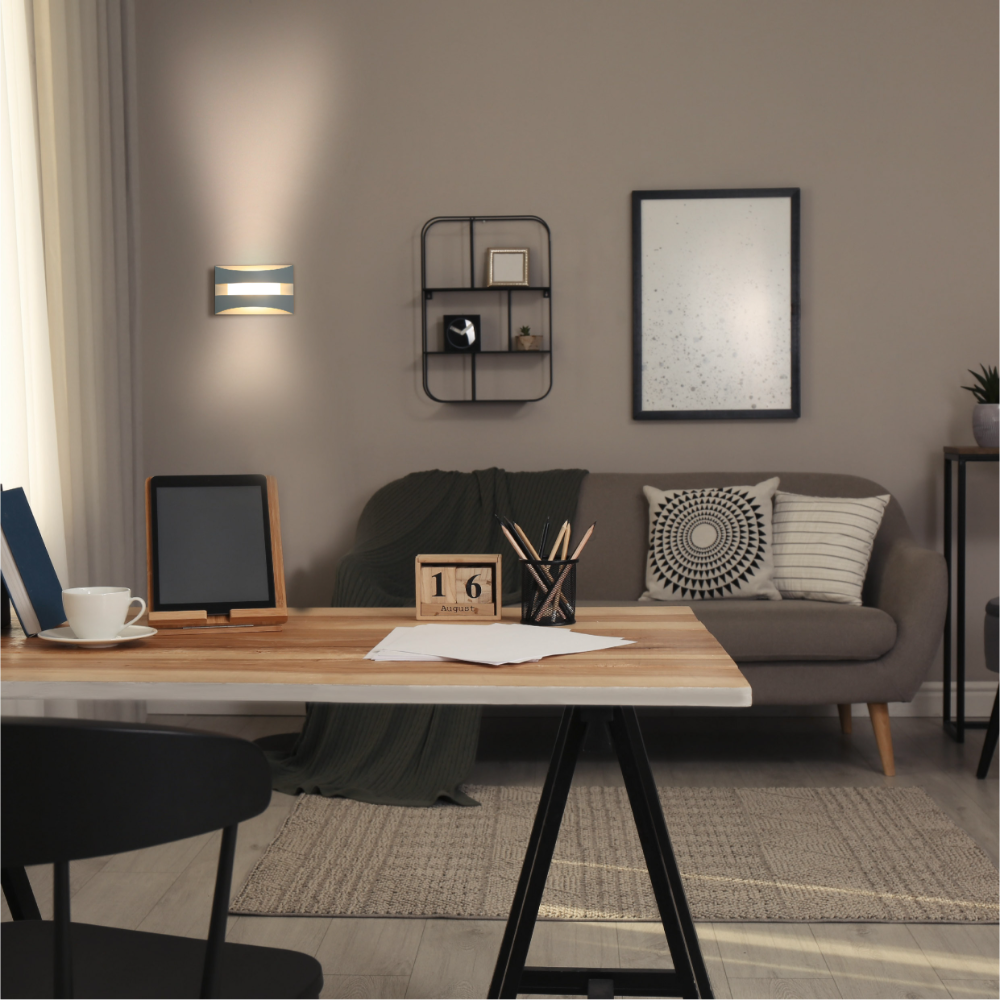 Aplique de pared LED de doble arco, ideal para espacios contemporáneos como salones o pasillos. Diseño moderno y elegante.