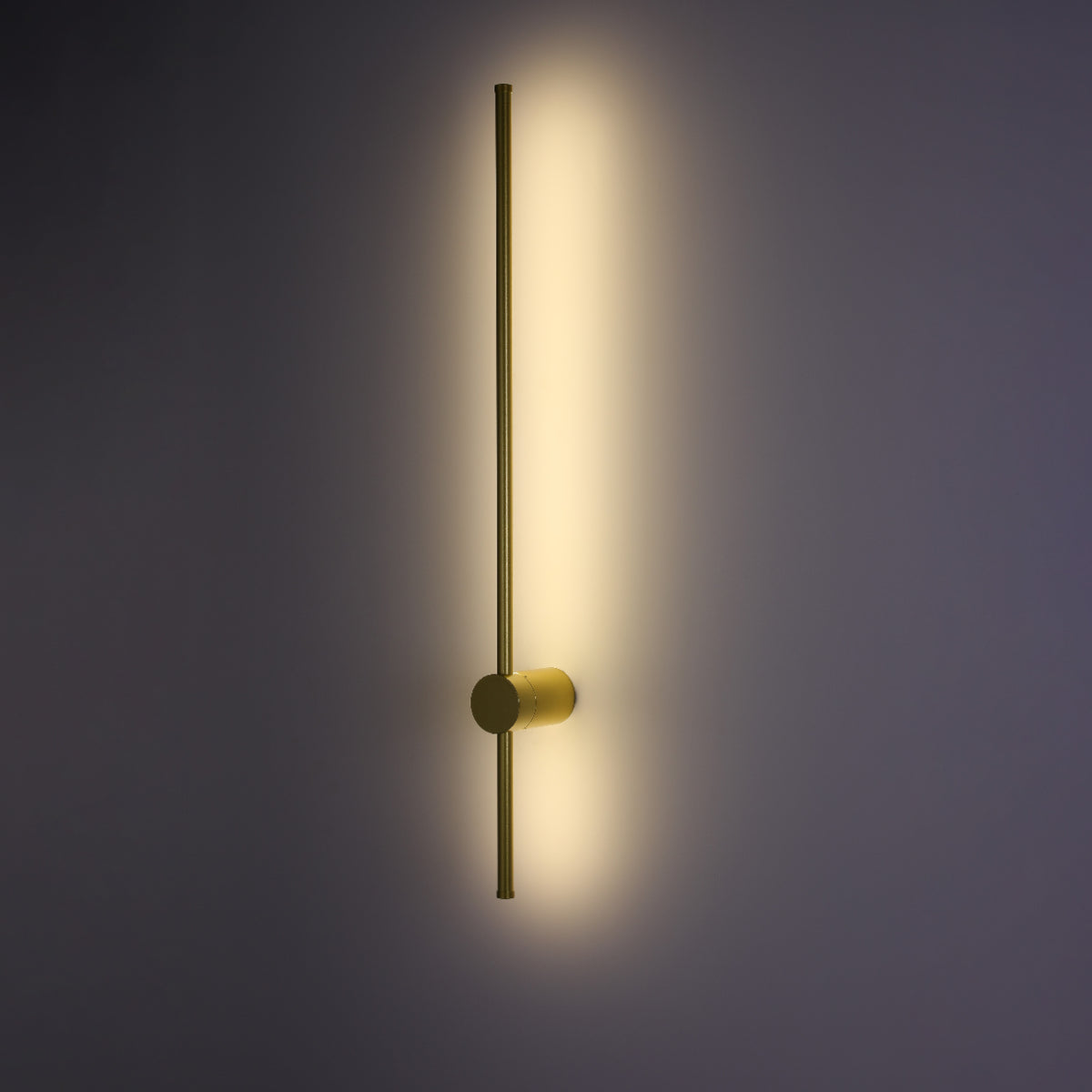 Aplique de pared lineal minimalista en una sala moderna, ideal para ambientes contemporáneos y con un diseño elegante y funcional.