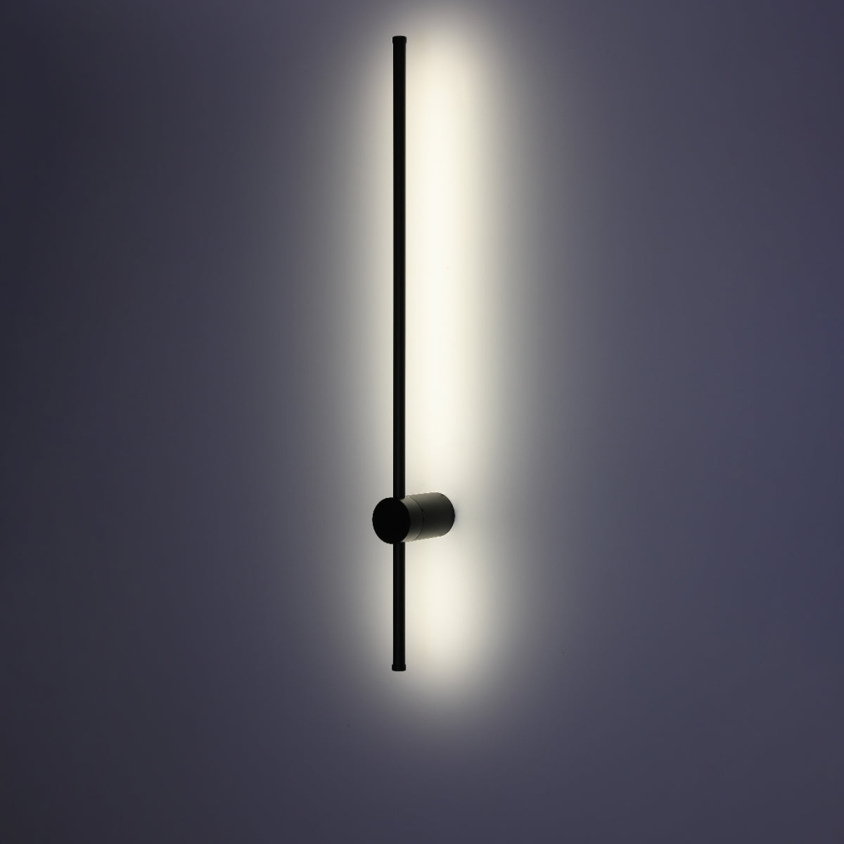 Aplique de pared lineal minimalista en un salón moderno, añadiendo un toque elegante y funcional a la decoración.