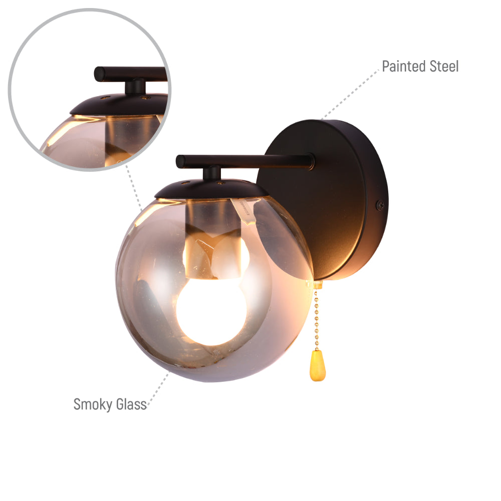 Luz de pared moderna con cuerpo de metal cromado y vidrio ahumado, ideal para salas contemporáneas o espacios creativos.