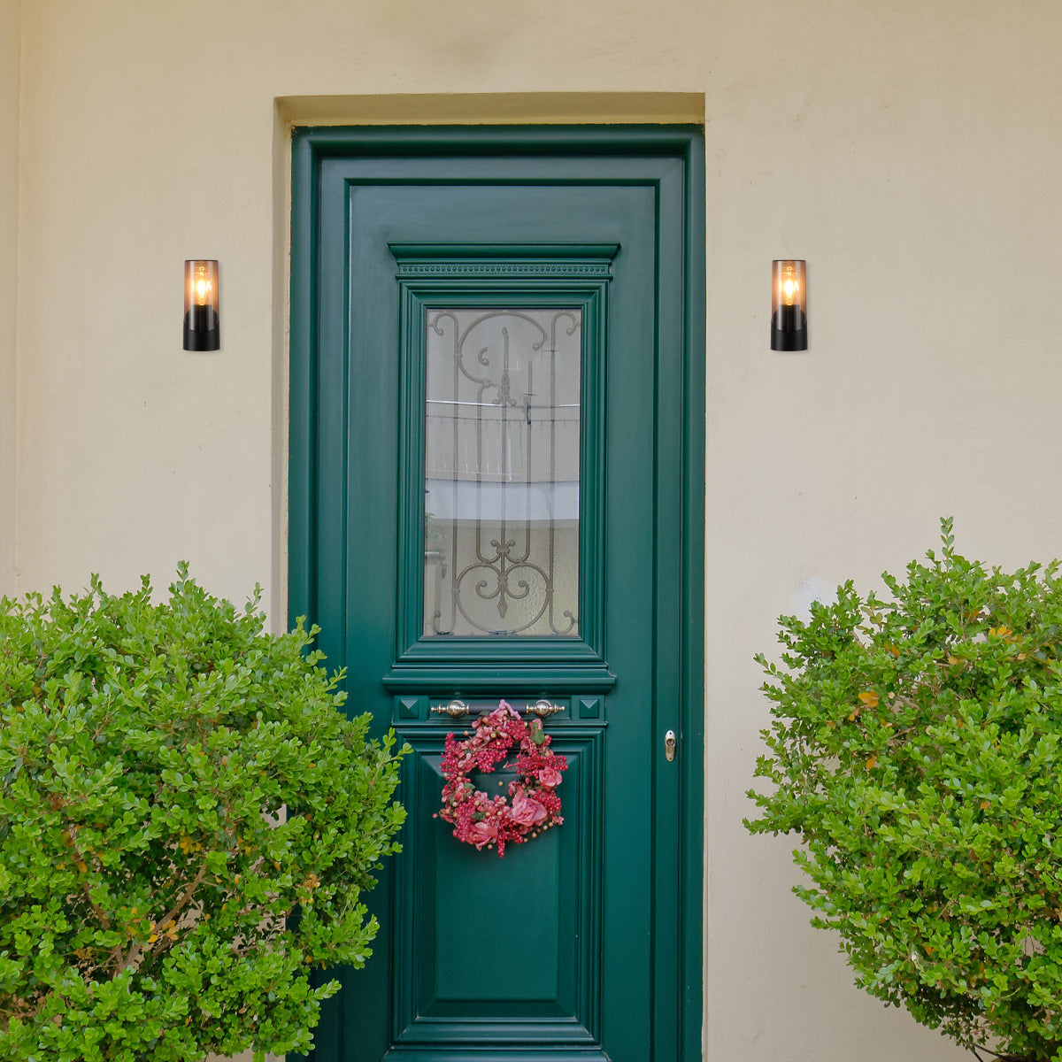 Luz de pared exterior en estilo moderno, ideal para patios y entradas, con diseño resistente y protección IP54.