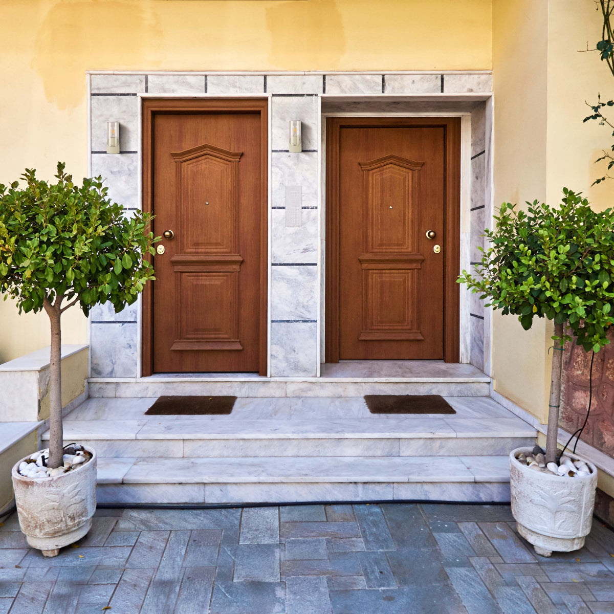 Aplique de pared outdoor de estilo moderno, ideal para jardines o patios, con diseño elegante y resistencia IP54 para exteriores.