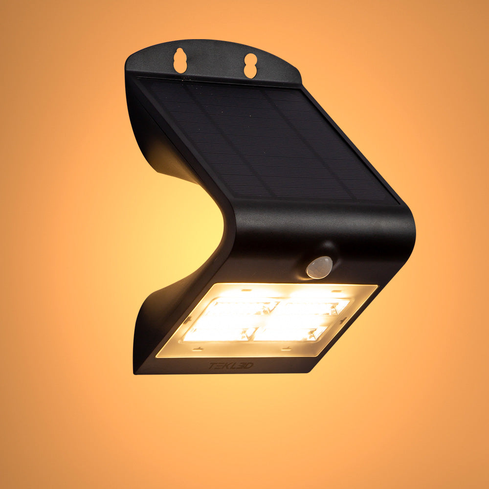 Luz de pared solar LED en forma de mariposa, ideal para exteriores con estilo moderno y decoraciones de jardín elegantes.