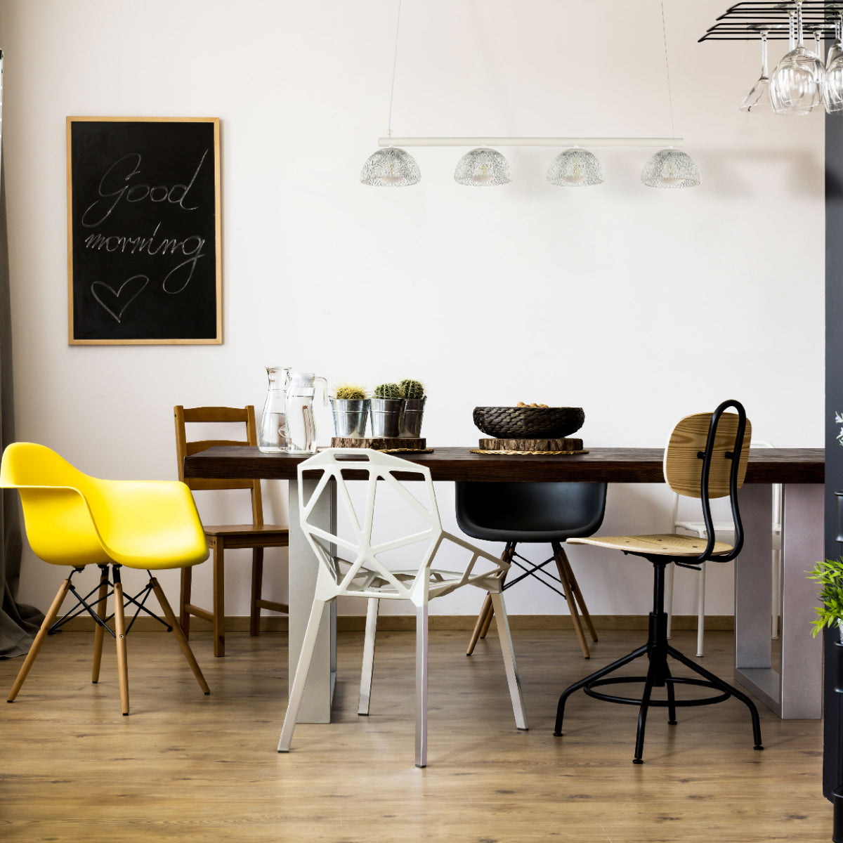 Candelabro de malla blanca en acción, perfecto para comedores modernos con decoración contemporánea y estilo minimalista.