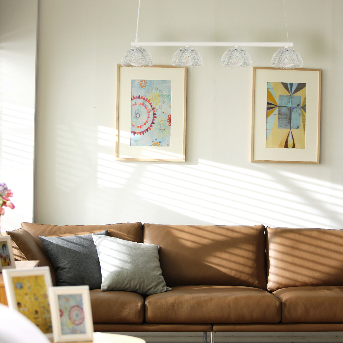 Luz de cúpula moderna blanca con jaula de malla, ideal para comedores con estilo contemporáneo, proporcionando una iluminación elegante.