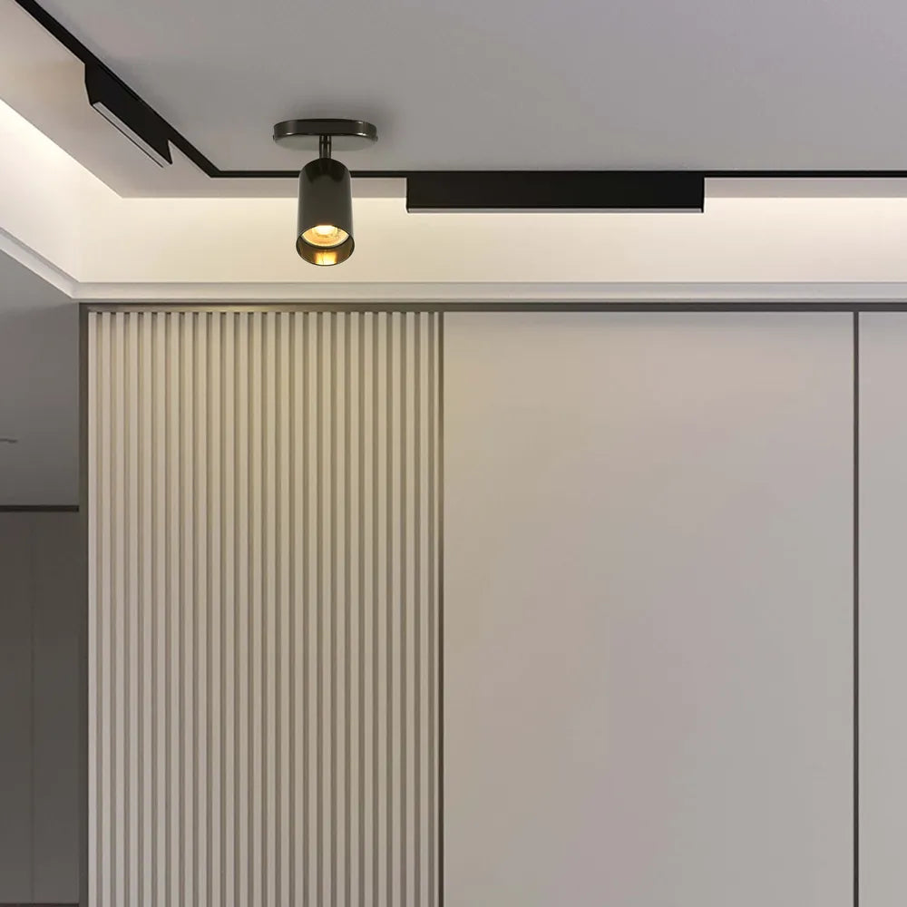 Foco GU10 en gris perla moderno iluminando elegantemente una sala de estar contemporánea con decoración minimalista y ambiente cálido.172-030391