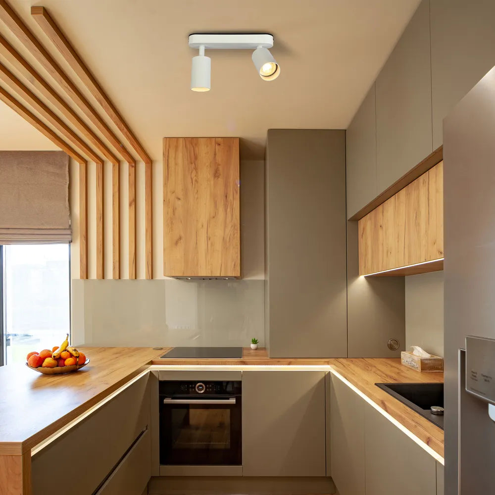 Cilindro moderno de haz foco GU10 iluminando una sala de estar chic con decoración minimalista, mejorando la atmósfera y el estilo.172-03051