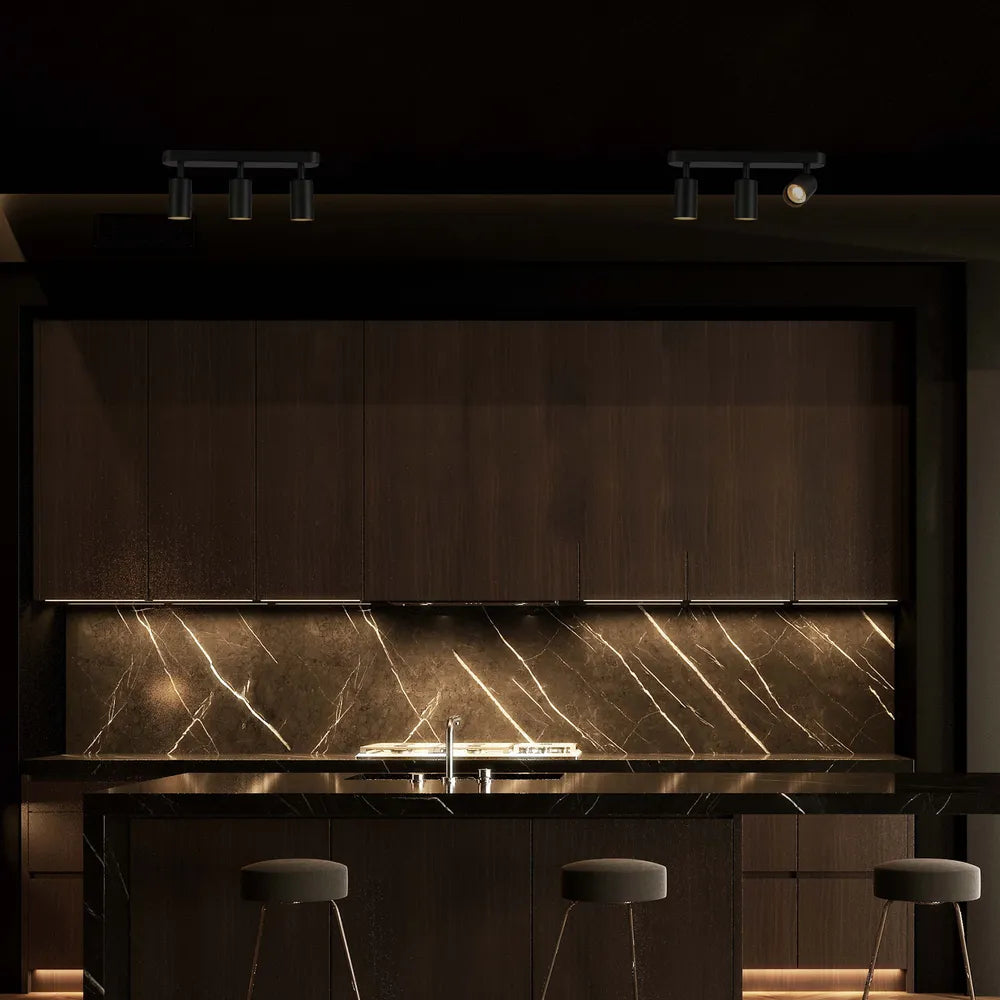 Foco cilíndrico moderno GU10 iluminando una elegante sala de estar con decoración neutra y mobiliario contemporáneo.172-03053