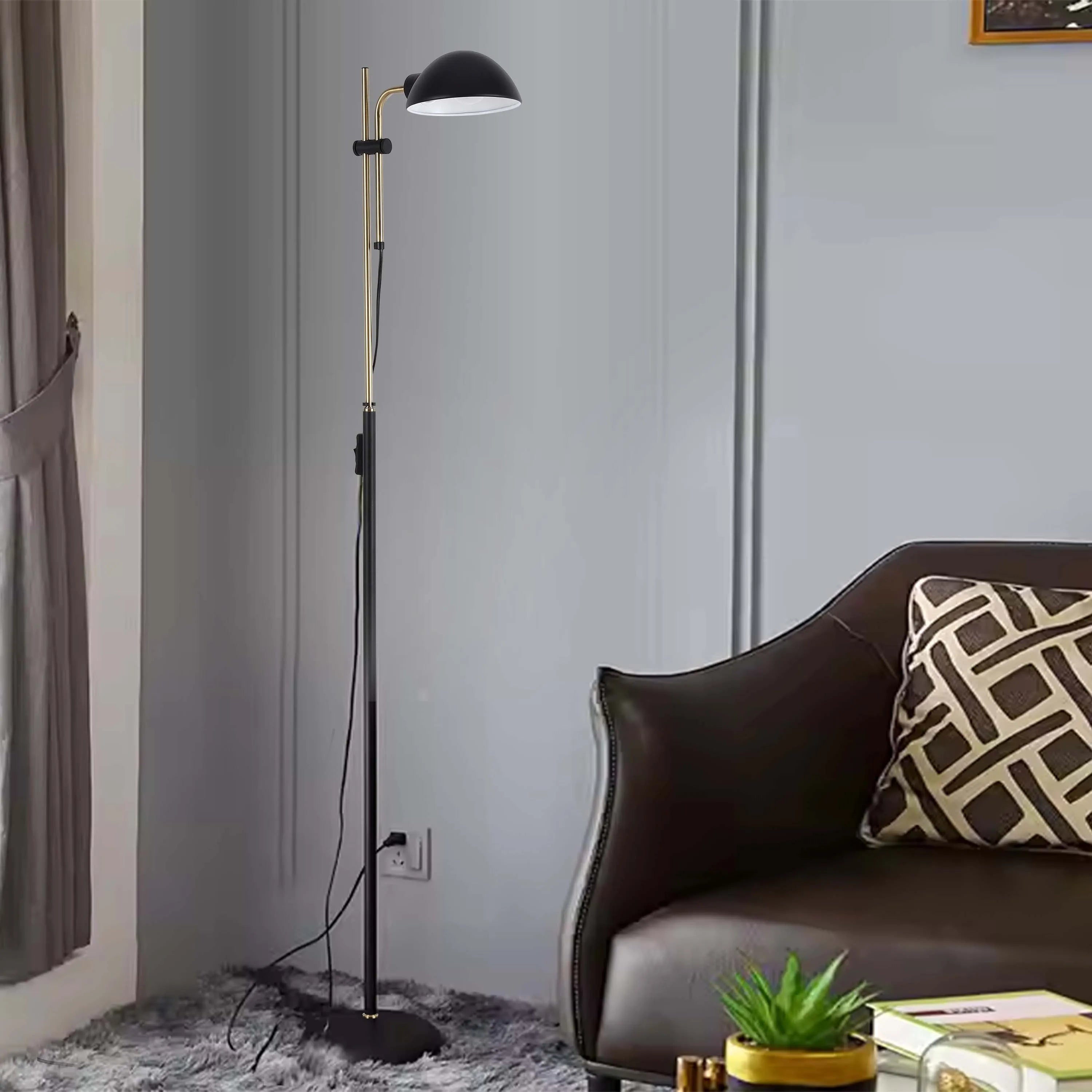 Lámpara de pie negra y latón con pantalla abovedada