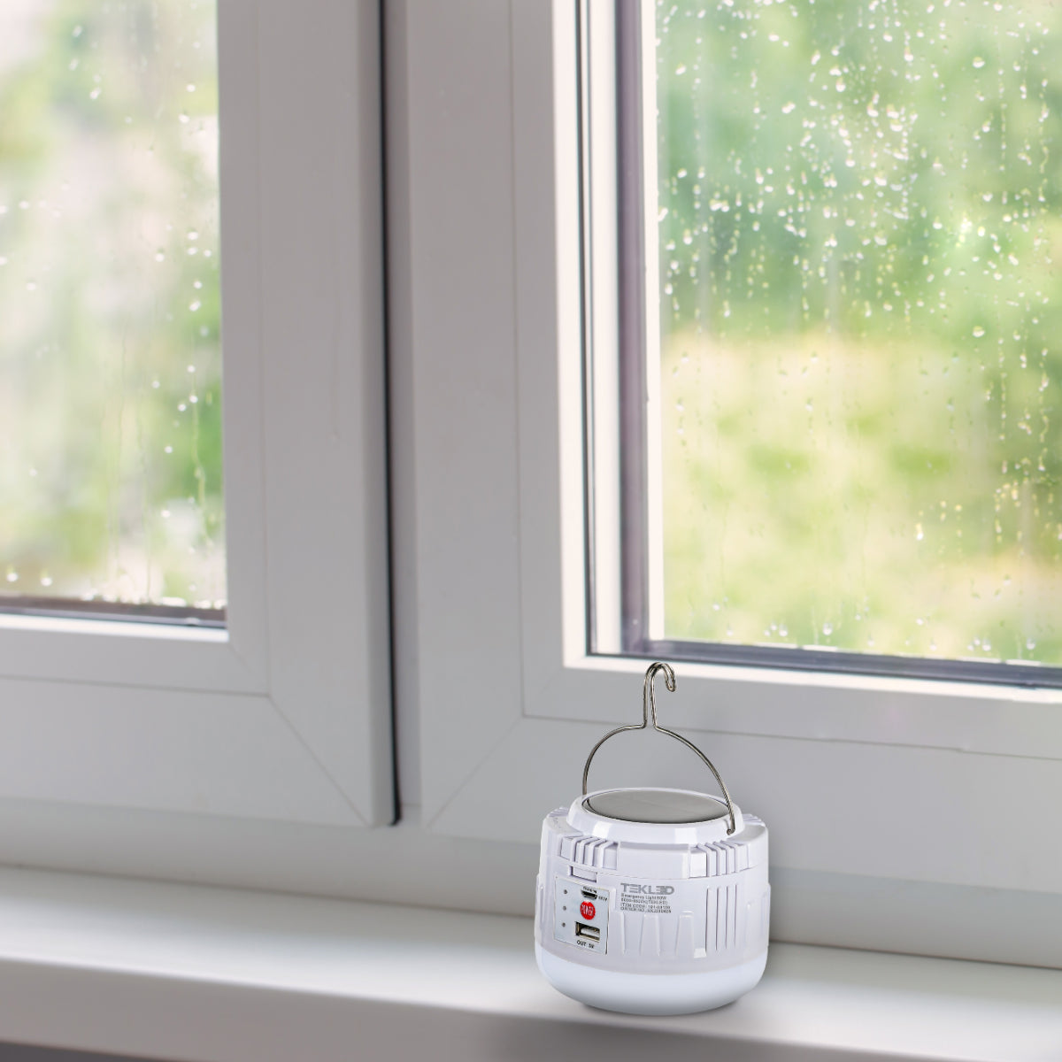 Foto de una lámpara LED de emergencia recargable, perfecta para camping o uso en exteriores, con diseño funcional y moderno.