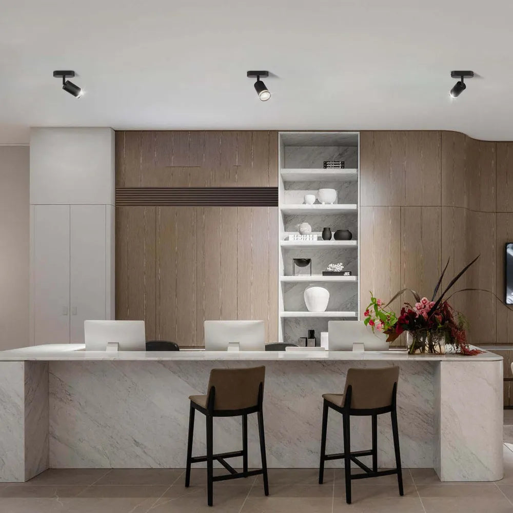Foco moderno circular GU10 que ilumina una sala de estar contemporánea con una decoración elegante y un ambiente cálido. Perfecto para interiores con estilo.172-03029
