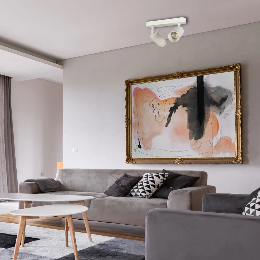 Moderna luminaria cilíndrica de foco GU10 iluminando una sala de estar elegante con decoración minimalista, mejorando la atmósfera y el estilo. 172-03035
