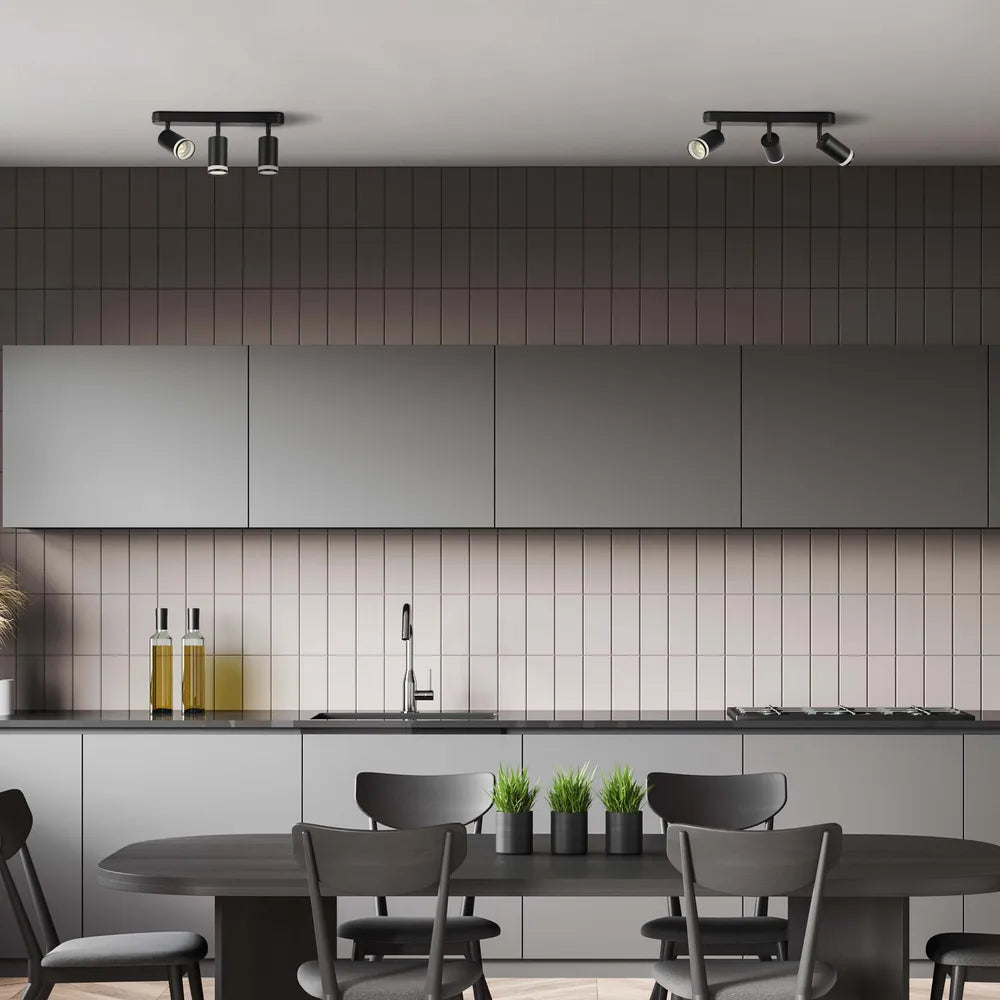 Moderna luminaria circular tipo GU10 que ilumina una cocina elegante con decoración contemporánea, mejorando la ambientación y funcionalidad del espacio.172-03037