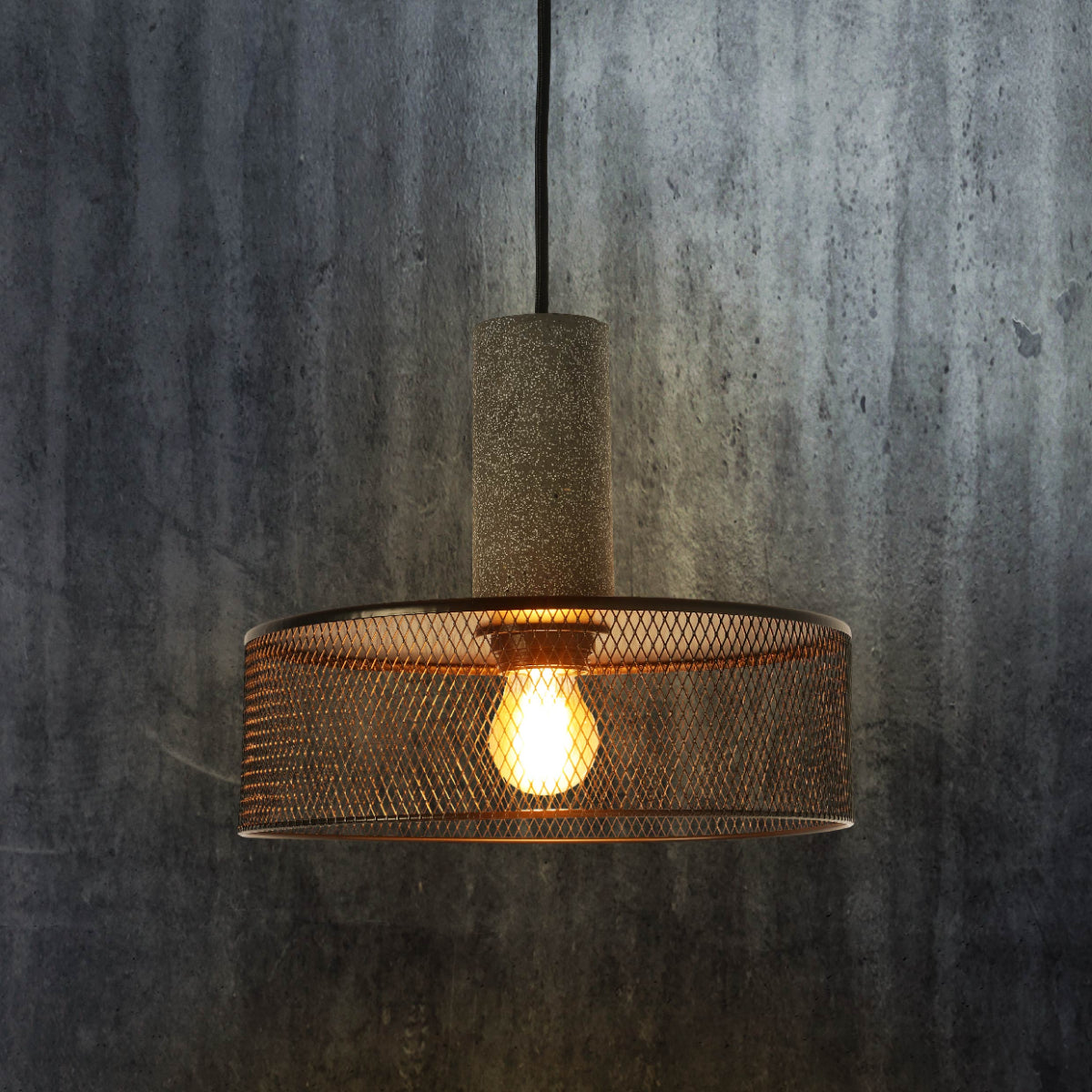 Cuarteto de luces colgantes de concreto texturizado y pantallas metálicas, perfectas para una cocina moderna y elegante.