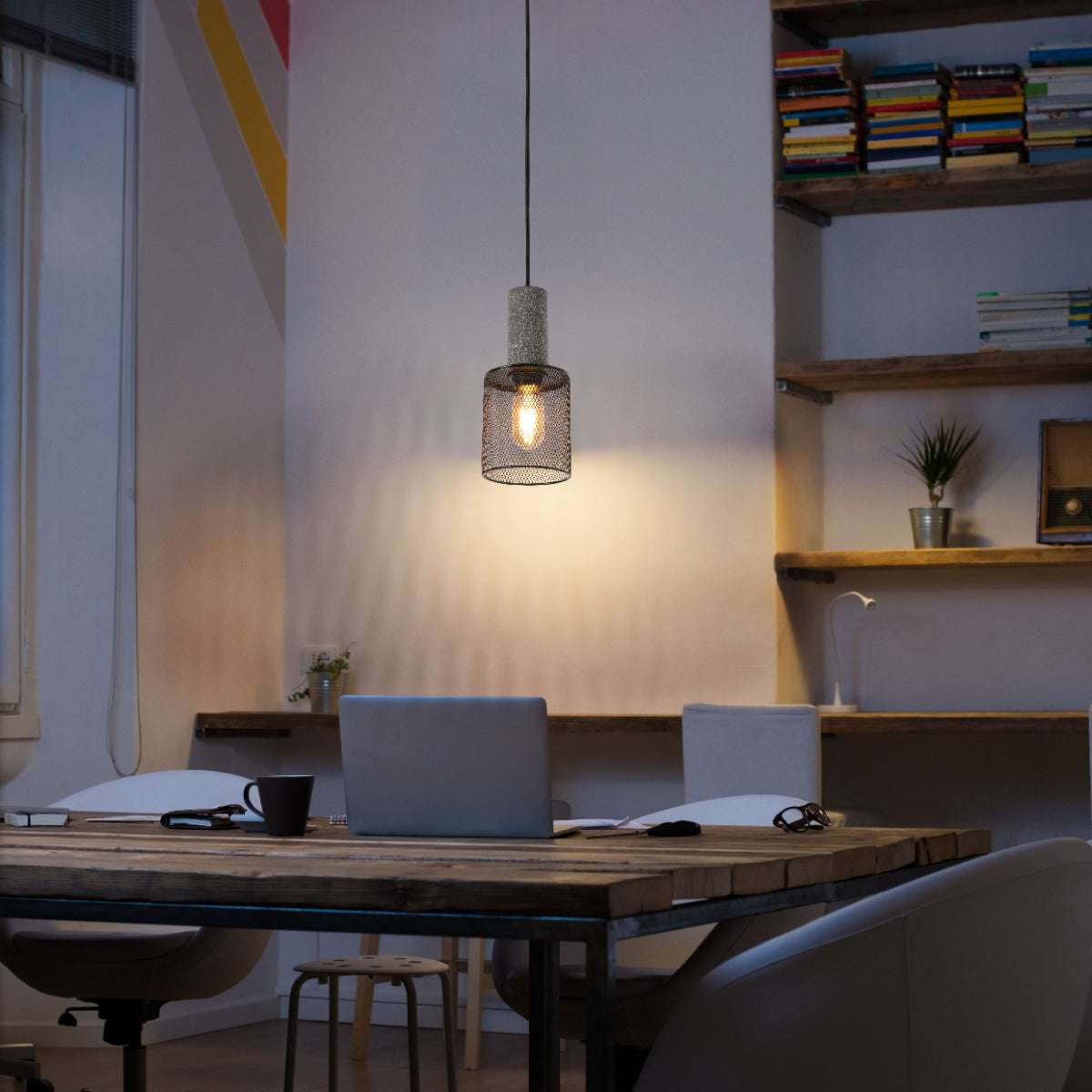 Conjunto de cuatro luces colgantes de hormigón texturizado con pantallas de metal, perfectas para cocinas de estilo industrial moderno.