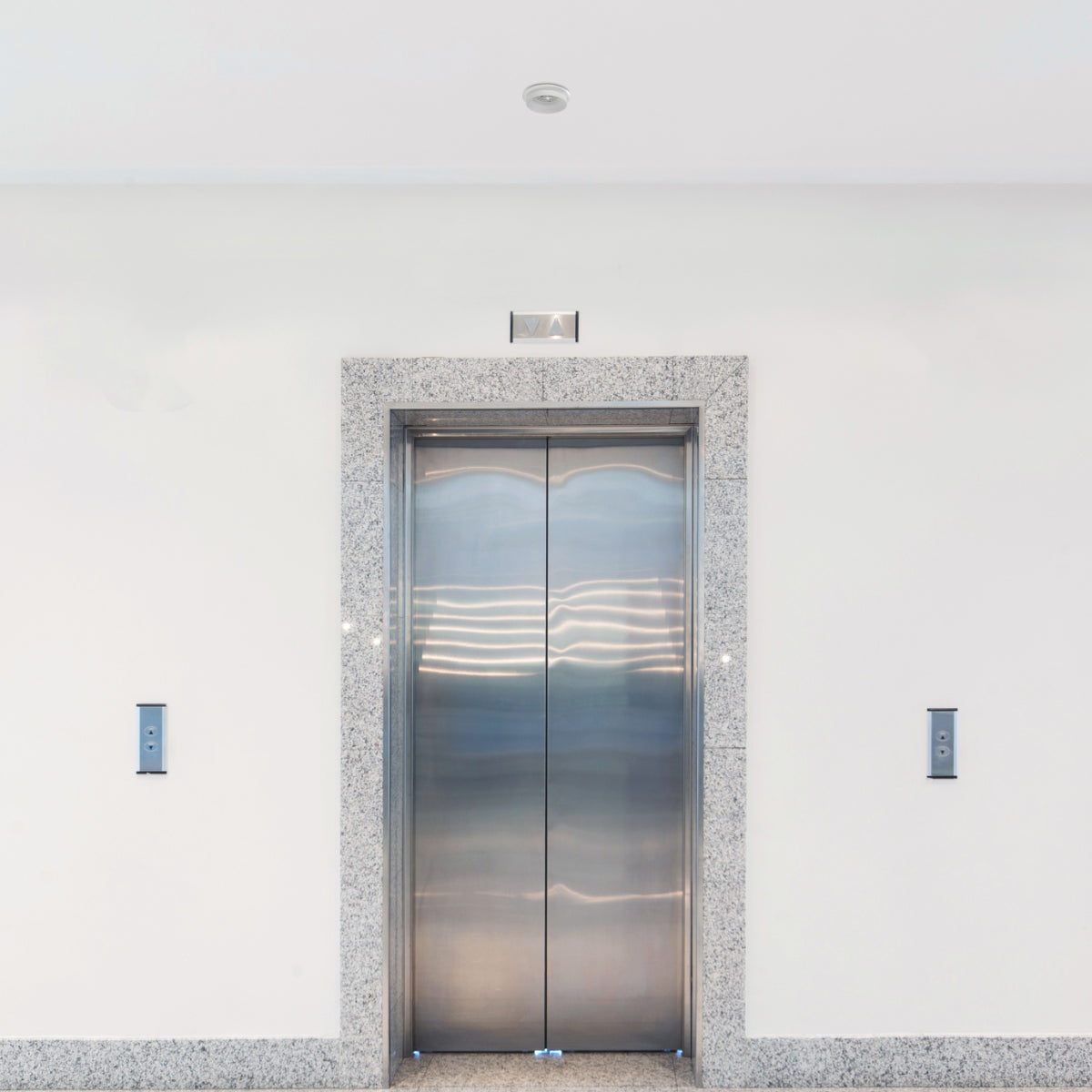 Luz empotrada de aluminio con doble tono, ideal para salones modernos y estilos contemporáneos, brindando iluminación elegante y funcional.
