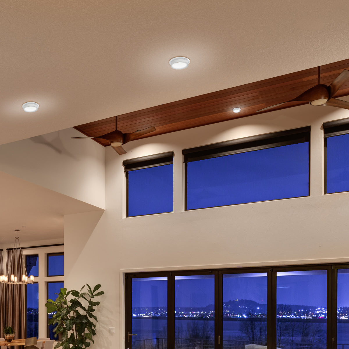 Downlight empotrable de aluminio con trim a juego, ideal para cocinas modernas y espacios contemporáneos.