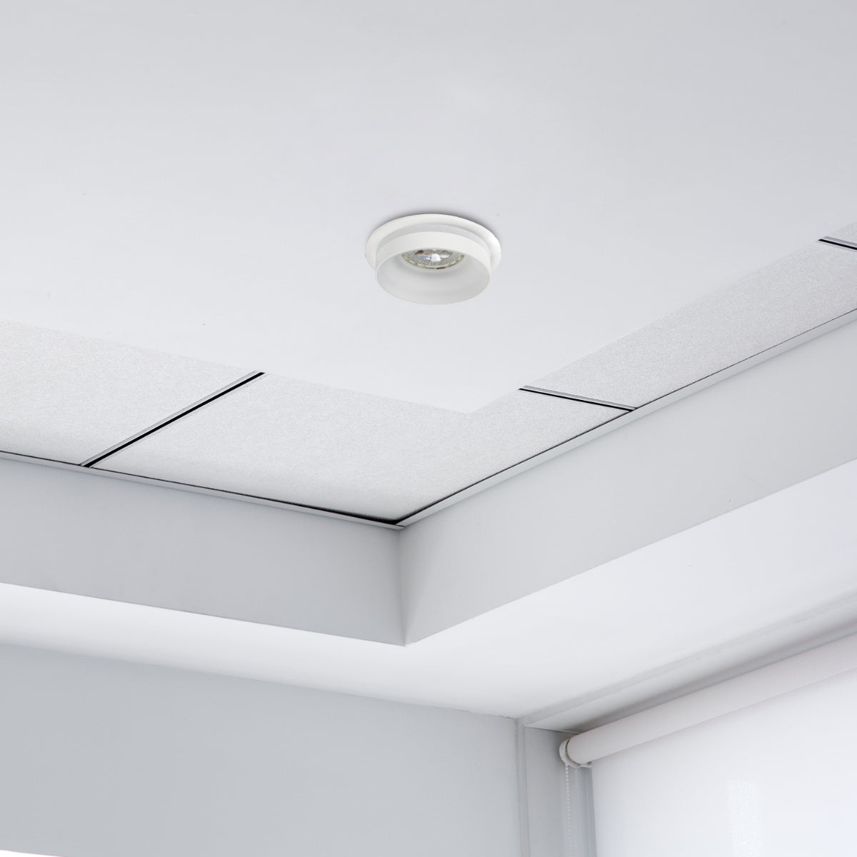 Luz empotrada de aluminio con trim de acrílico, ideal para oficinas modernas y luminarias ajustables en estilo contemporáneo.