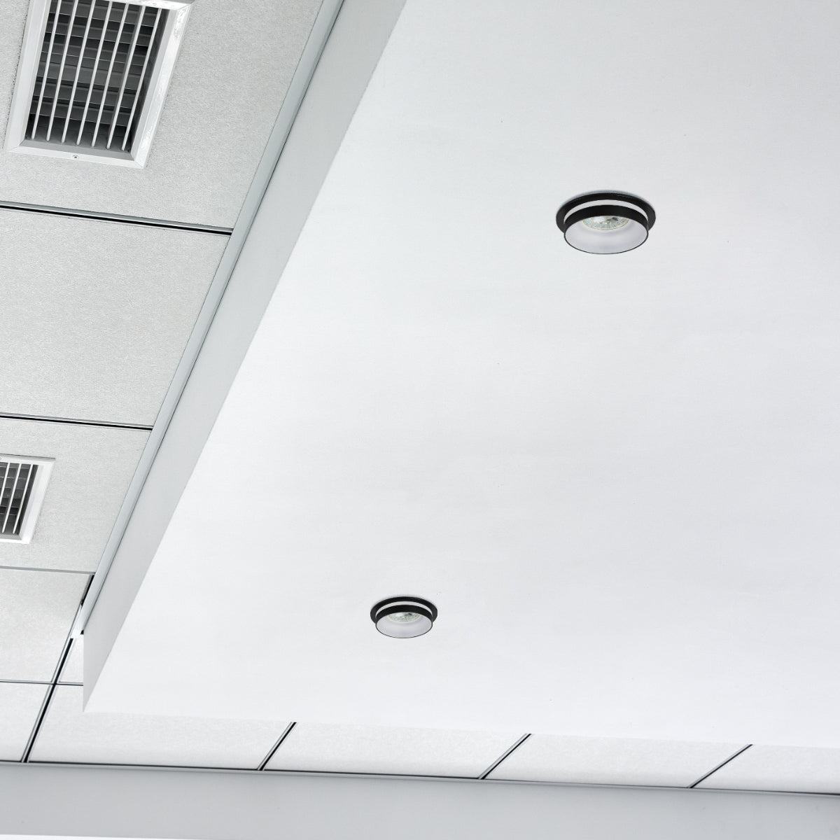 Downlight empotrado de aluminio, ideal para espacios modernos, aporta iluminación versátil en techos de oficinas o salas de estar.