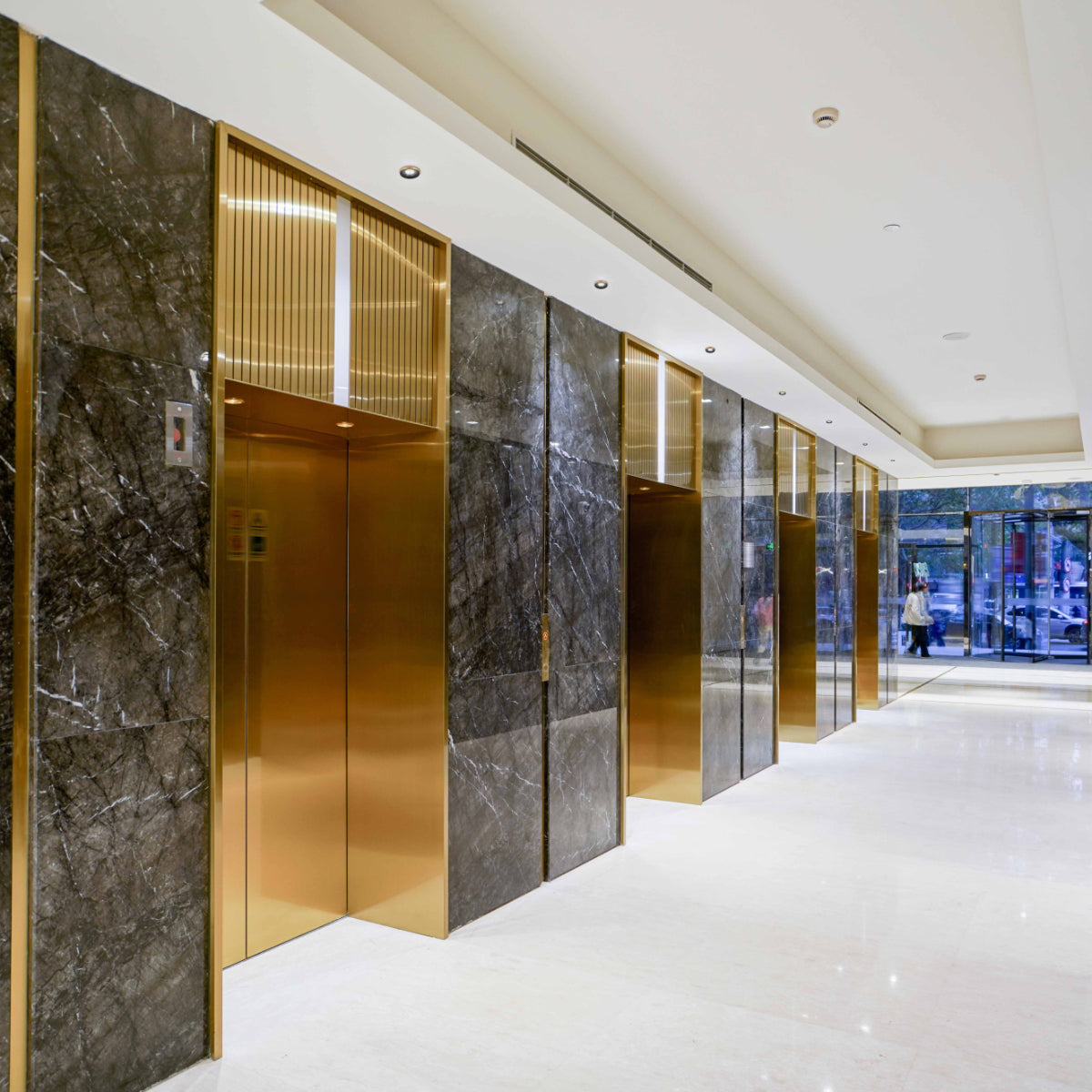 Foco empotrado de aluminio con acento de color, ideal para iluminación en oficinas modernas y espacios contemporáneos.