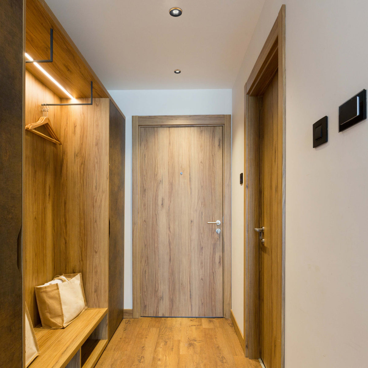 Luz downlight fija de aluminio, ideal para iluminar salas modernas con acentos de color en techos contemporáneos.