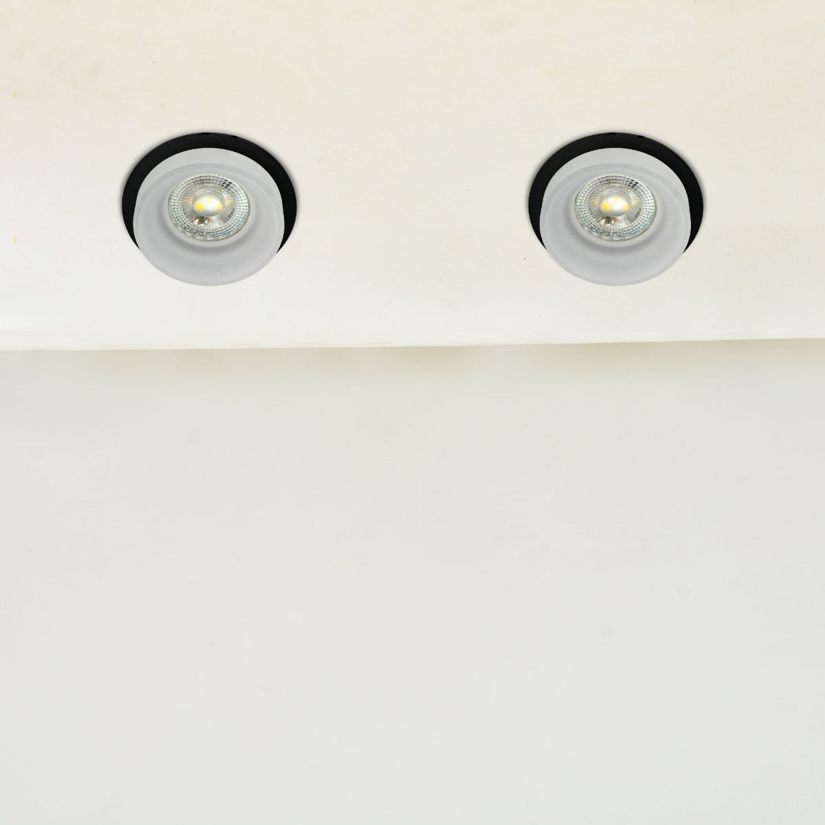 Downlight empotrado de aluminio con acrílico opal, perfecto para iluminación moderna en cocinas y salones.