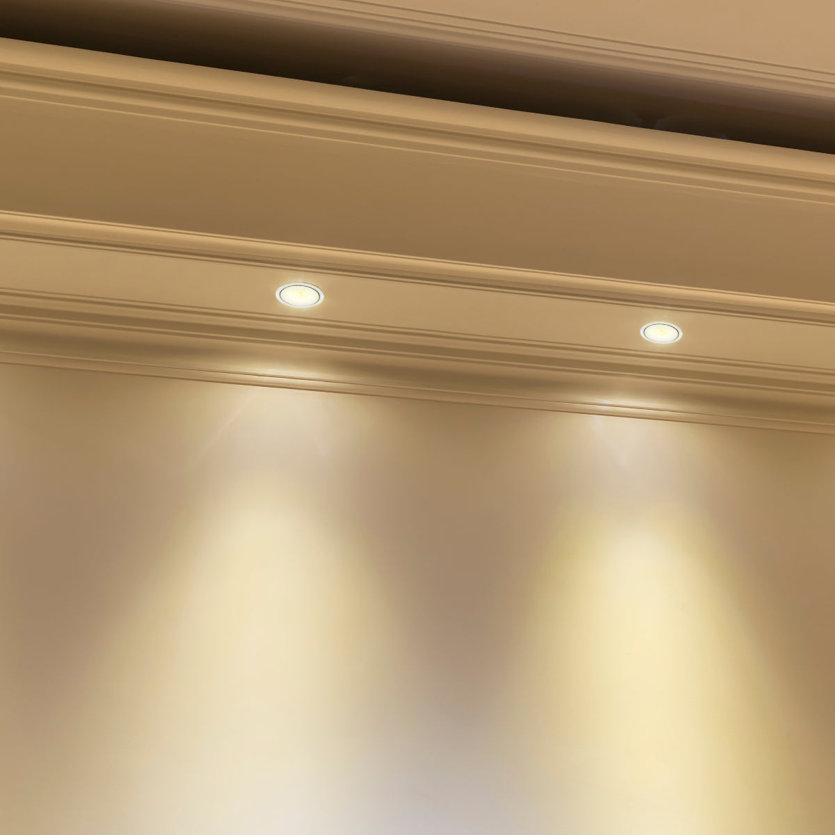 Imagen principal de un downlight fijo con diseño de doble bisel, ideal para espacios modernos y contemporáneos.