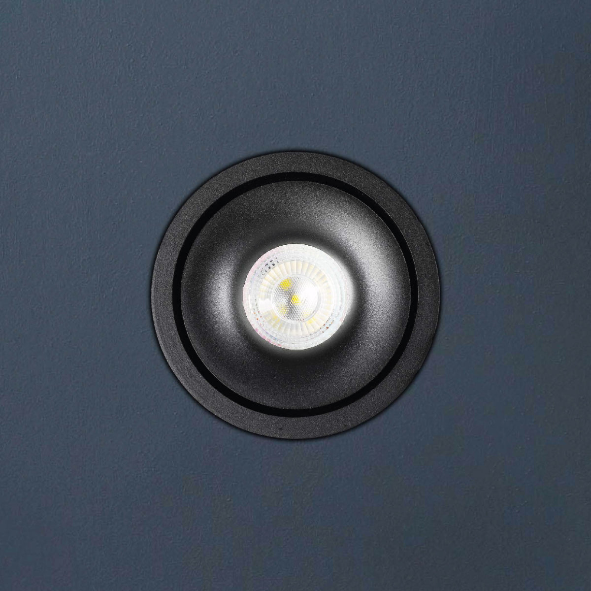 Imagen de downlight empotrado con diseño de doble bisel, ideal para iluminación de cove en espacios modernos y minimalistas.