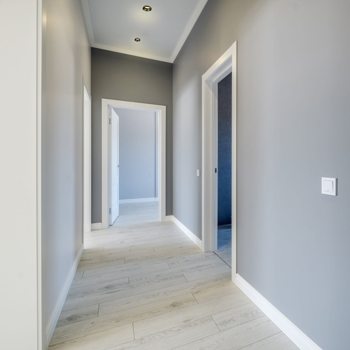 Luz empotrada de aluminio en acción, ideal para salones modernos y oficinas, con bajo UGR para un ambiente cómodo y elegante.