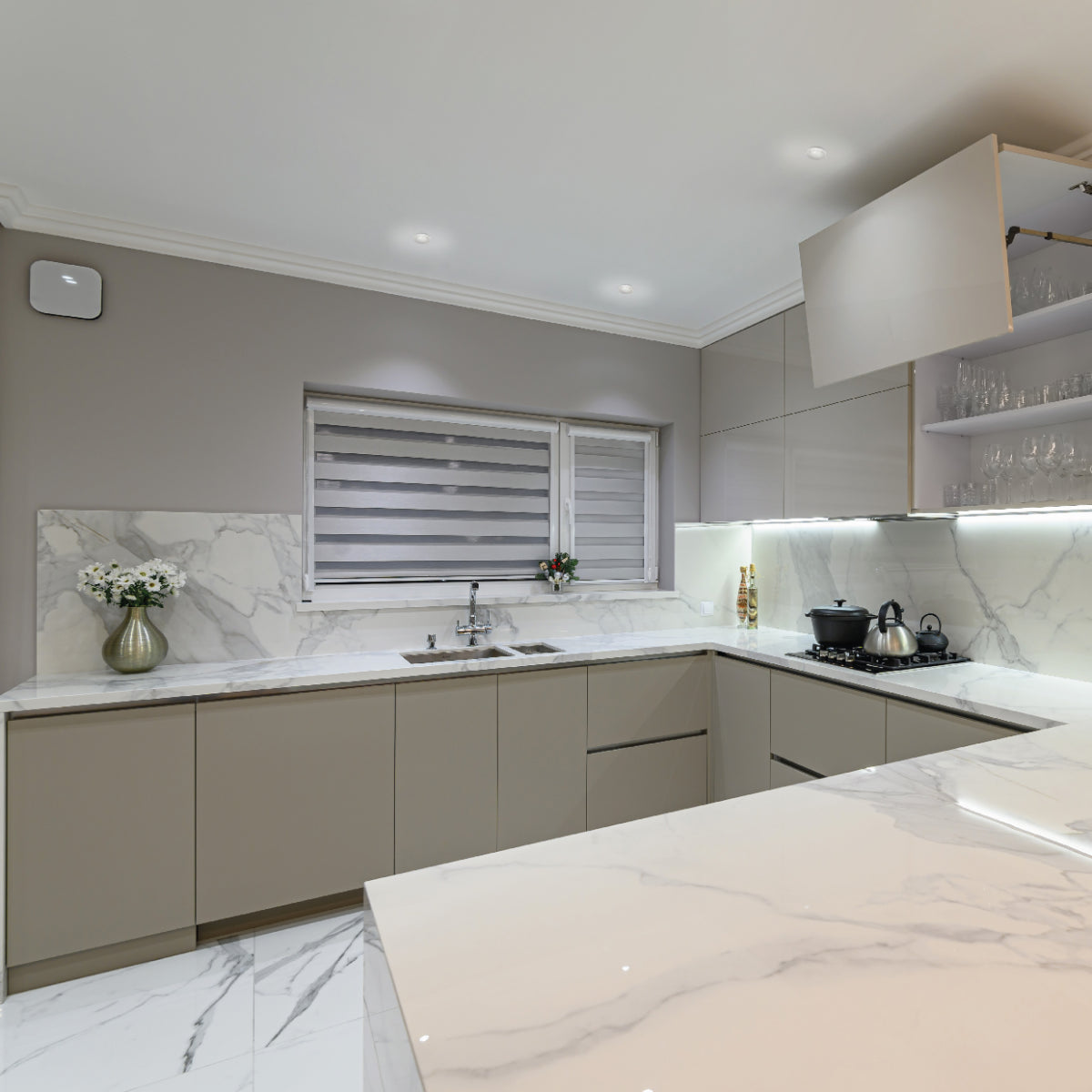 Imagen del foco empotrado moderno GU10, ideal para oficinas con diseño minimalista y bajo UGR. Perfecto para iluminación discreta y eficaz.